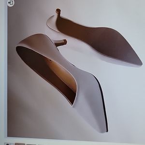 HEEL THE WORLD Nude kitten heel pumps comfort pointed toe all occasions 6 NEW…